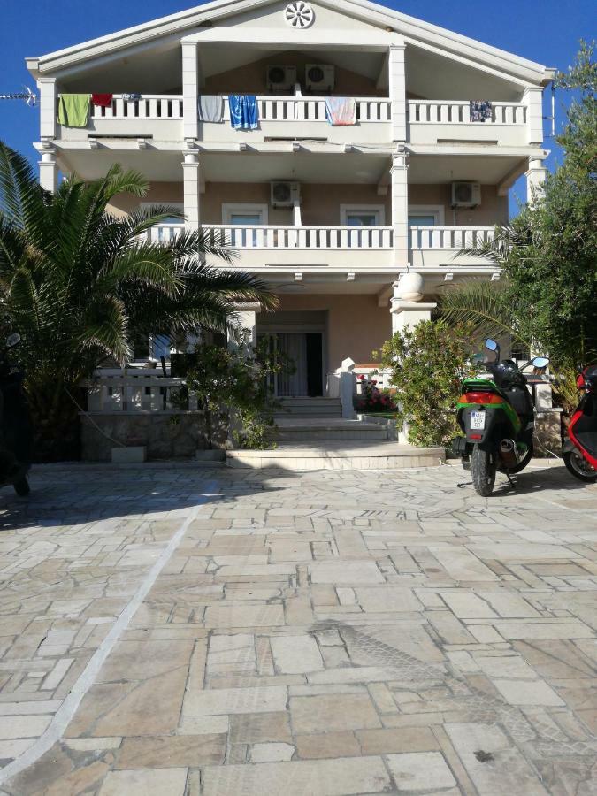 Guesthouse Villa Jurisic Novalja Exterior photo